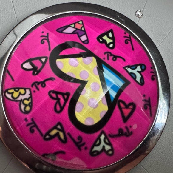 🎨Vintage Stylish Retro and Artistic Romero Britto Heart Mirror Compact🎨 - Picture 7 of 16